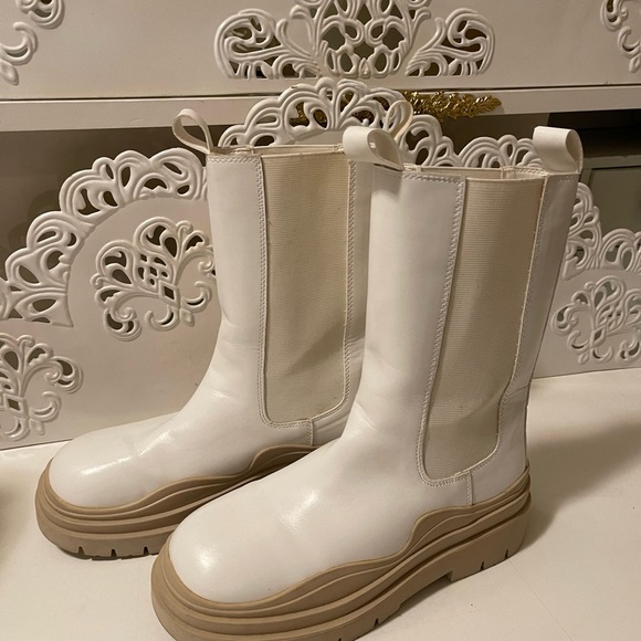 white and tan color by CAPE ROBBIN
square round toe
snow booties
platform
lug - Picture 6 of 14
